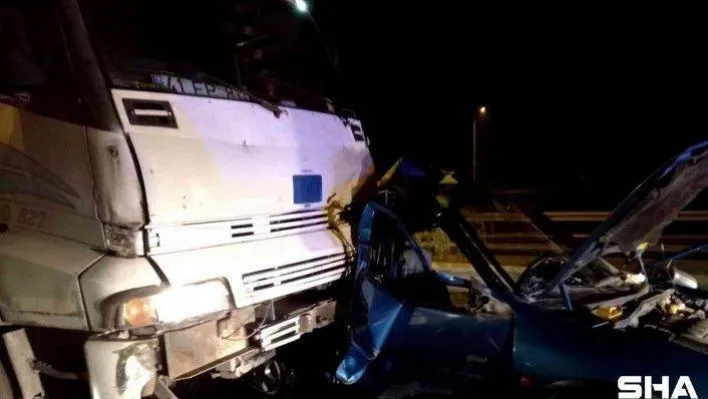 Kamyonun biçtiği otomobil kağıt gibi ezildi: 3 yaralı