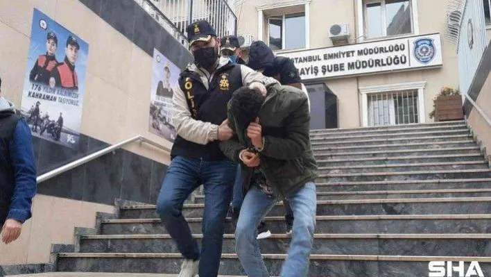 Kapıyı taş ve tekmeyle kırarak içeri giren hırsızlar kamerada