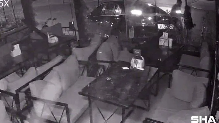 Kartal'da alkollü çift, otomobille kafeye dalıp çalışanlara saldırdı