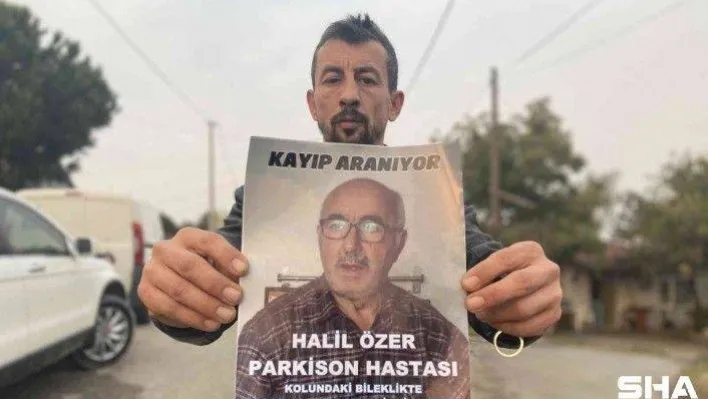 Kayıp babasını bulabilmek için aracından açtığı ses kaydıyla sokak sokak dolaşıyor