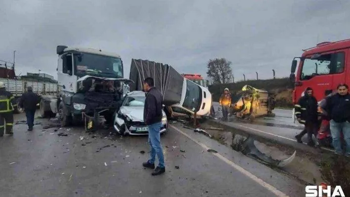 Kocaeli'de 7 aracın karıştığı zincirleme kazada ortalık savaş alanına döndü
