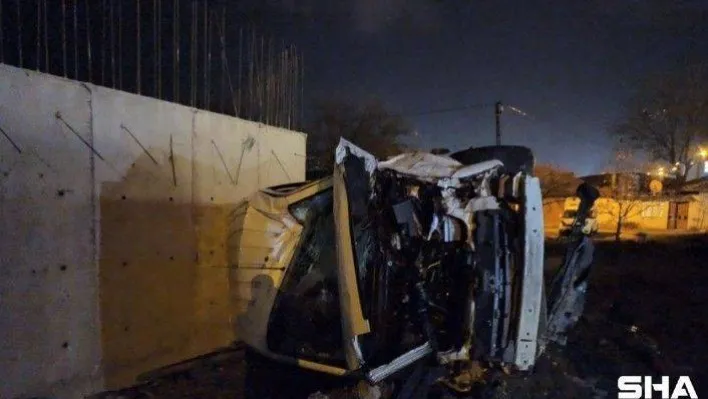 Kontrolden çıkan araç inşaat temeline uçtu: Anne ve 2 çocuğu yaralandı