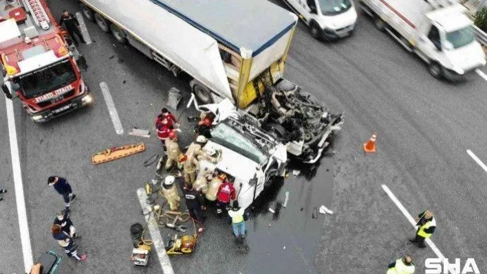 Kuzey Marmara Otoyolu'nda kaza yapan tırın kupası yola düştü: 1 yaralı