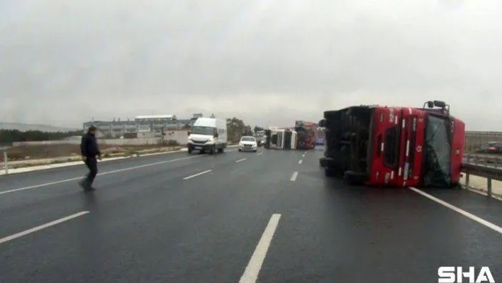 Lodos nedeniyle 2 tır 1 kamyonet devrildi