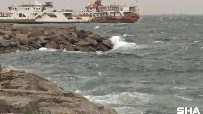 Maltepe'de fırtınayla birlikte dev dalgalar kıyıya vurdu