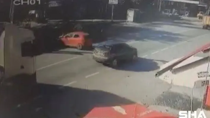 Otomobil ile cipin kafa kafaya çarpıştığı kaza güvenlik kamerasına yansıdı