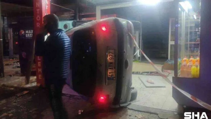 Otomobilin markete daldığı o anlar güvenlik kameralarına böyle yansıdı