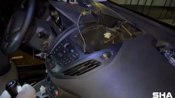 (Özel) Beşiktaş'ta torbacının raylı sistemi: Polis kabloları temas ettirince zuladan uyuşturucu fışkırdı