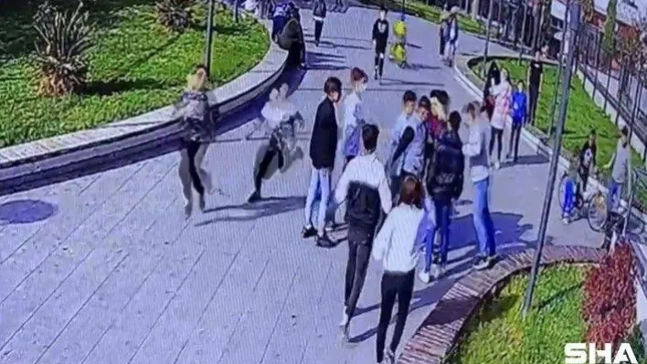 (Özel) İstanbul'da parkta bıçaklı kavga kamerada: Önce darbettiler sonra bıçakladılar