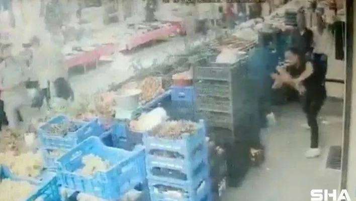 (Özel) İstanbul'da pazarda dehşet anları: Önce bıçakladı sonra tekme ve yumruklarla dövdü