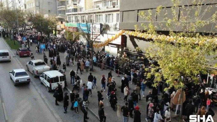 (Özel) Mağaza açılışında izdiham virüsü unutturdu, polis kalabalığı dağıttı