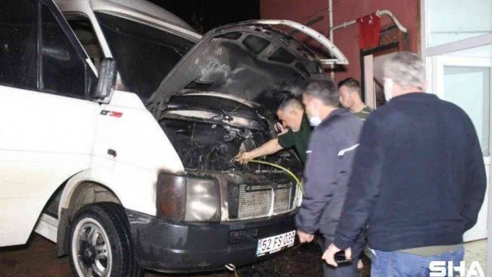 Park halindeki minibüsün motor kısmı alevlere teslim oldu