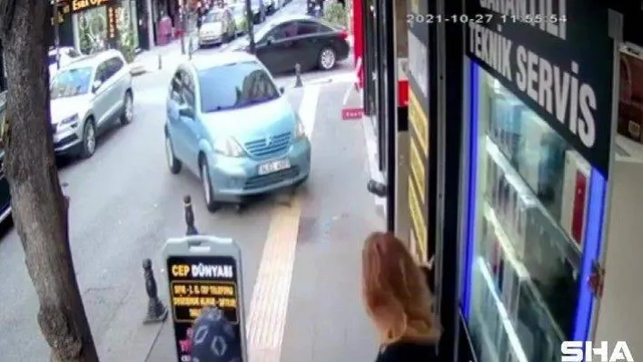 Pendik'te kaza yapan otomobil kaldırıma çıktı, iki yaya saniyelerle kurtuldu