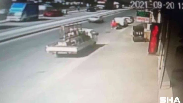 Pendik'te teslimat yapan moto kuryenin motosikletinin çalındığı anlar kamerada