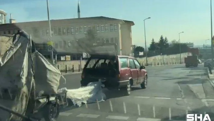 Pendik'te yolda kalan motosikleti naylonla bağlayıp çektiler