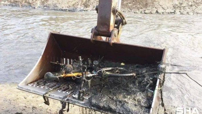 Şehrin merkezinden geçen dereden bisiklet ve bebek arabası çıktı