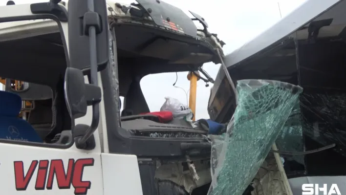 Servis aracı ile vinç çarpıştı: 2 yaralı