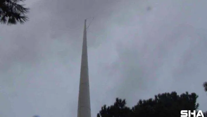 Şiddetli rüzgar nedeniyle Çamlıca Tepesi'ndeki Türk bayrağı uçtu