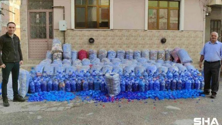 Sokak sokak gezip engelliler için 3 yılda 1 ton kapak topladı