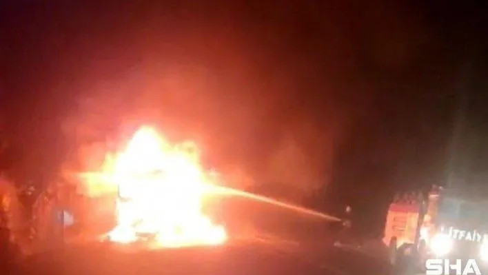 Sülfürik Asit yüklü tanker devrilerek alev alev yandı, yol güvenlik gereği kapatıldı