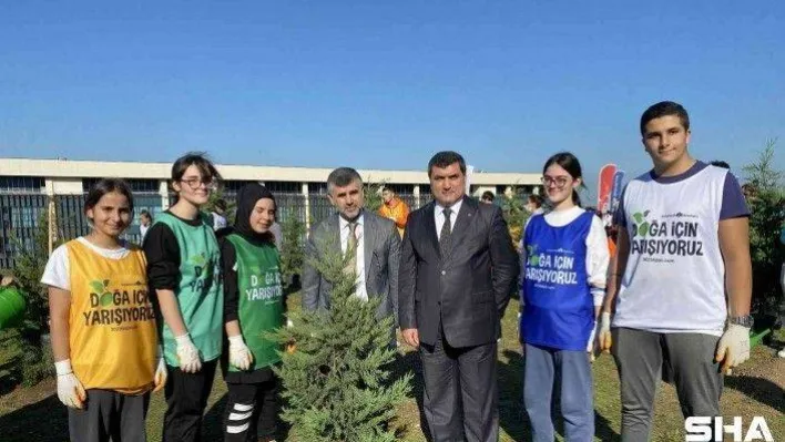 Sultanbeyli'de gençler doğa için yarıştı