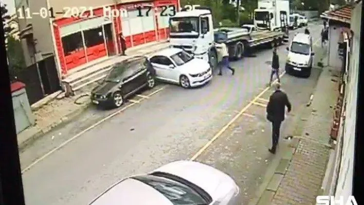 Sultanbeyli'de park halindeki otomobillere çarpan sürücüsüz tır kamerada