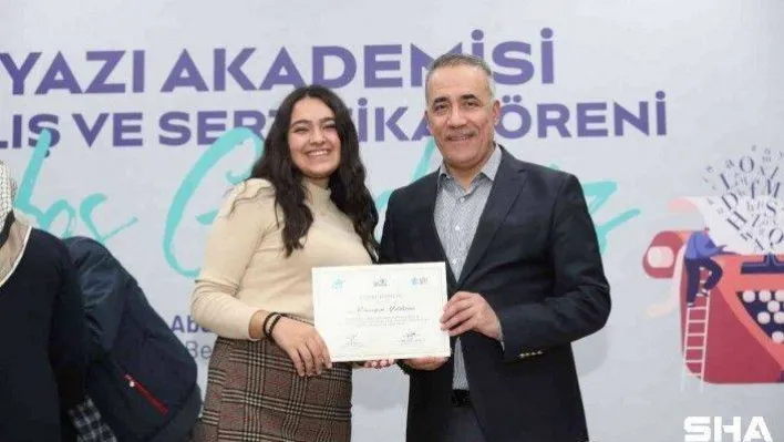 Sultangazi Yazı Akademisi'nin Genç Edebiyatçıları sertifikalarını aldı