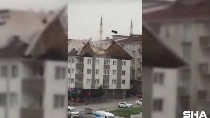 Sultangazi'de şiddetli lodos nedeniyle çatı yola düştü 2 yaralı