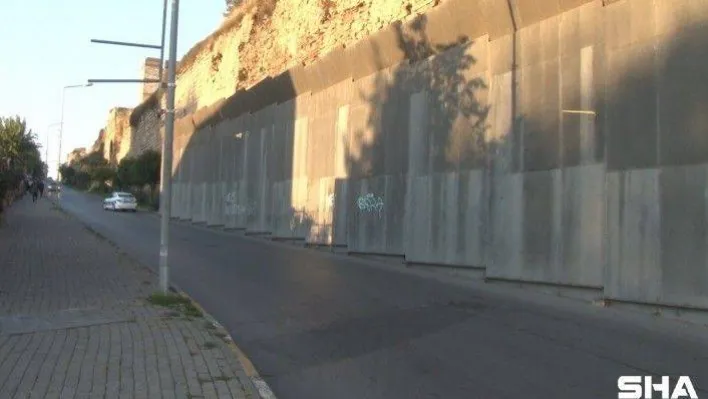 Tarihi surlardan dökülen taşlar için alınan önlem kazaya davetiye çıkardı