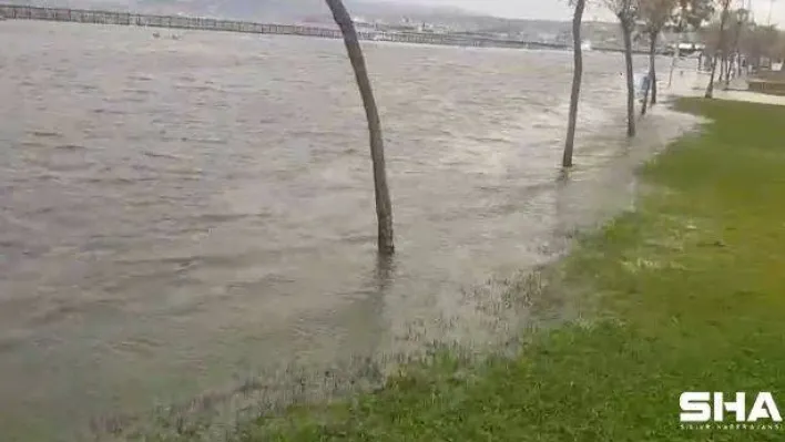 Tekirdağ'da tsunamiyi andıran görüntüler: Deniz şehre aktı