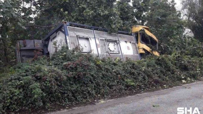 TEM'de asit yüklü tır devrildi: 1 yaralı