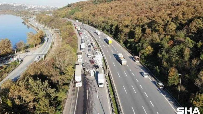 TEM'de devrilen şeker yüklü tır trafiği kilitledi