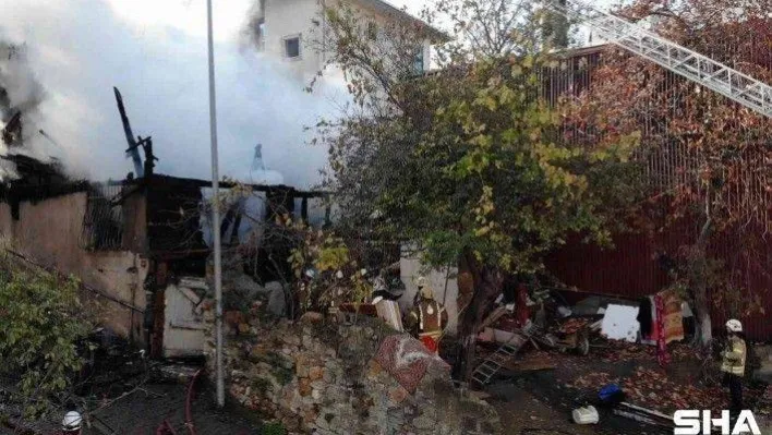 Üsküdar'da 2 katlı ahşap bina küle döndü: Yanan evini gözyaşları içerisinde izledi