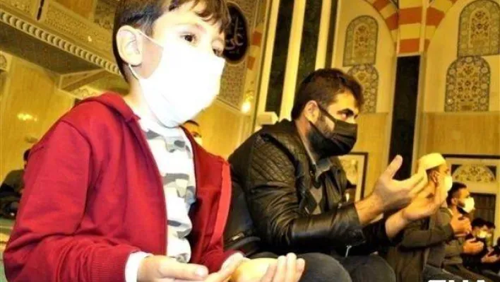 Uzun bir aradan sonra sosyal mesafesiz saf düzeninde namaz kılındı