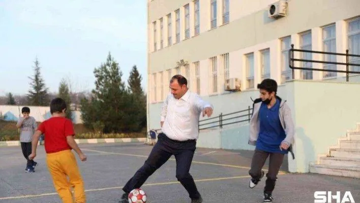 Vali Kaldırım kravatı çıkardı okul bahçesinde öğrencilerle top oynadı