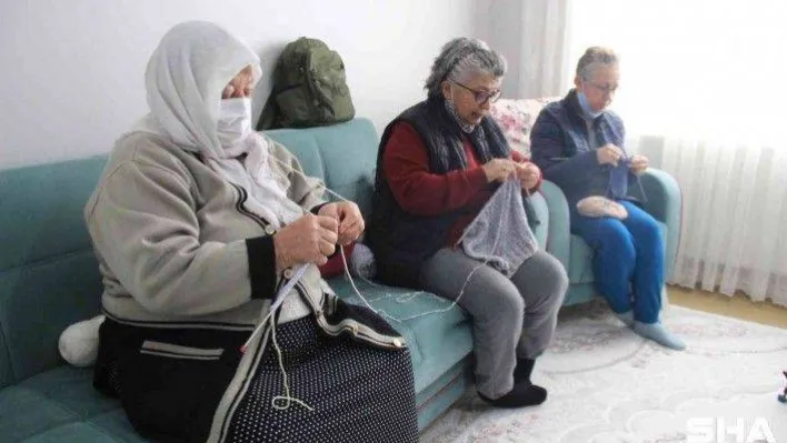 Anneler, örgü şişlerini doğudaki çocuklar için eline aldı