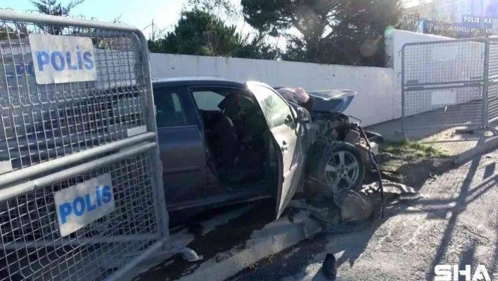 Araç sürücüsü önce  hafriyat kamyonuna sonra polis okulunun duvarına çarptı