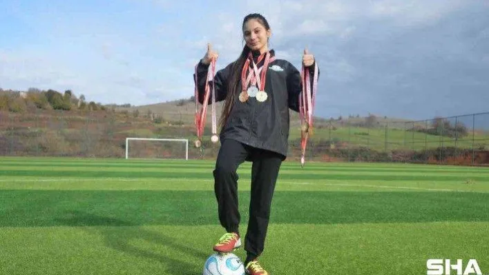 Arkadaşları ip atlarken genç kadın futbol takımına seçildi