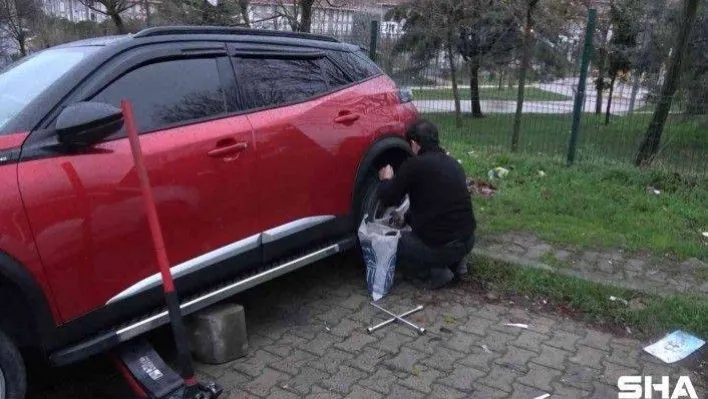 Arnavuktöy'de &quotusta işi&quot hırsızlık: Aracı kaldırım taşına çıkartıp lastiklerini çaldılar