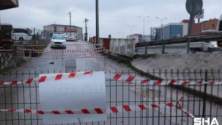 'Arsamdan yol geçti' diyerek işlek yolu trafiğe kapattı