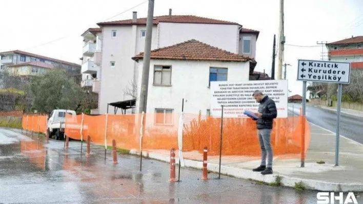 Arsasından geçirilen asfalt yolu duba ve filelerle kapattı