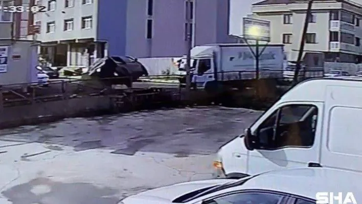 Ataşehir'de kamyonete çarpan araç yan yattı: 2'si çocuk 3 yaralı