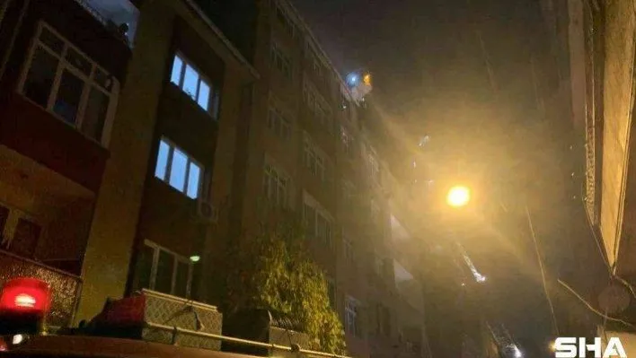 Bağcılar'da 4 katlı binanın çatı katı alev alev yandı