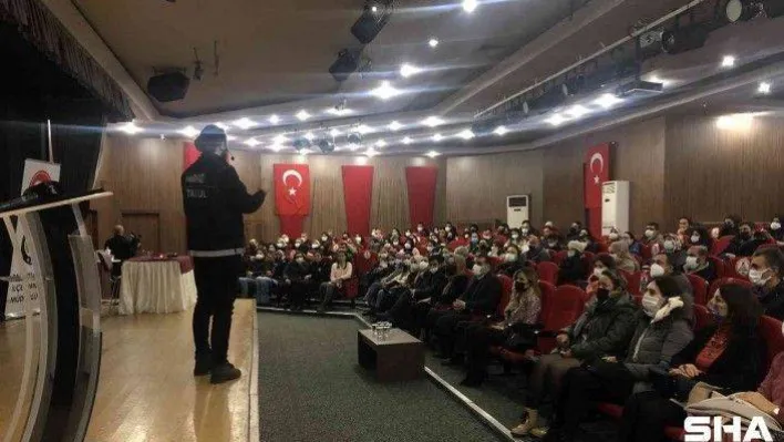 Bahçelievler'de &quotEn İyi Narkotik Polisi Anne&quot projesi kapsamında ebeveynlere eğitim verildi