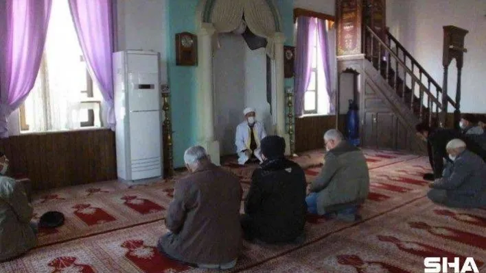 Balıkesir'de altından yol geçen tarihî cami ilgi odağı oldu