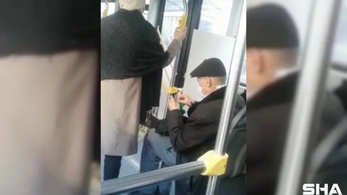 Belediye otobüsünde örgü ören yaşlı amcayı görenler gözlerine inanamadı