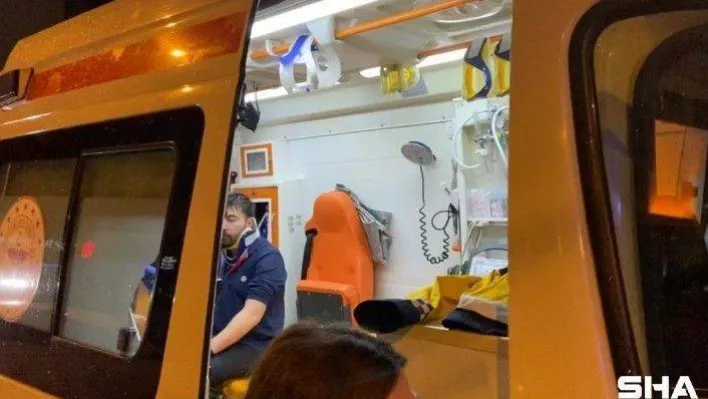 Beşiktaş'ta refüje çıkan otomobil yan yattı: 1' ağır 2 yaralı