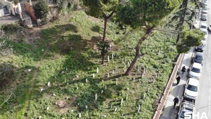 Beykoz' da tarihi mezarlık definecilerin talanına uğradı