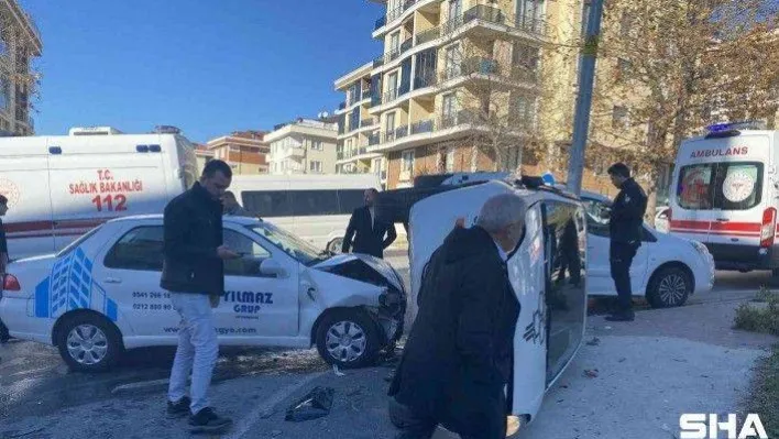 Beylikdüzü'nde kazada araç yan yattı: 2 yaralı