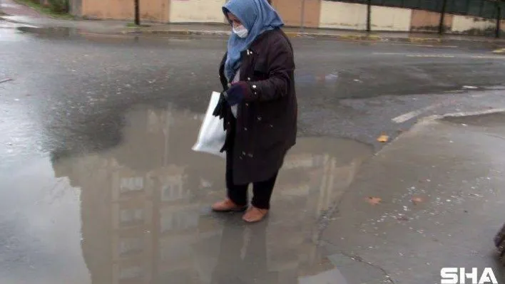 Beylikdüzü'nde yollar göle döndü, vatandaş isyan etti